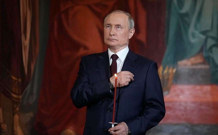 Vladimir Putin prisustvovao liturgiji, držao svijeću u rukama